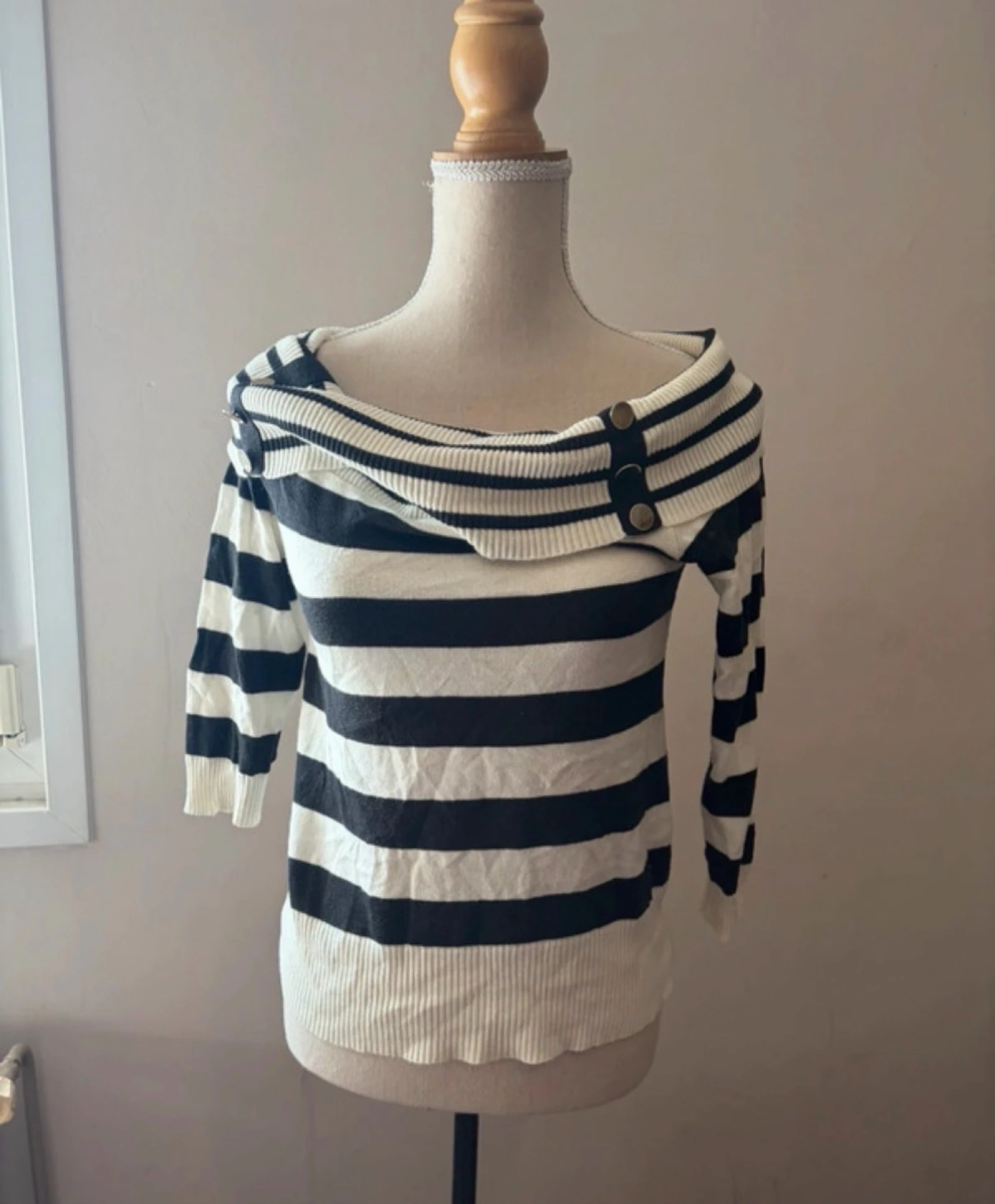 Pull rayé noir et blanc col bateau avec boutons 